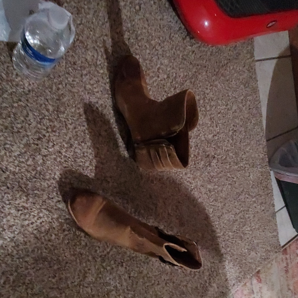 Womens size 9 luchesse boots